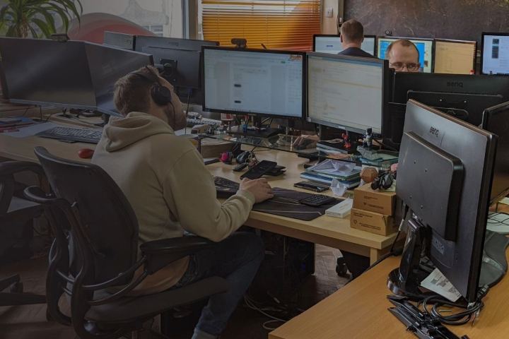 Wiseserve technician providing remote IT support to a client