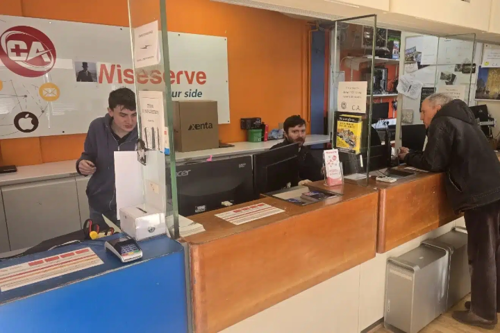 Our Oxford reception team ready to assist with computer repairs and IT support