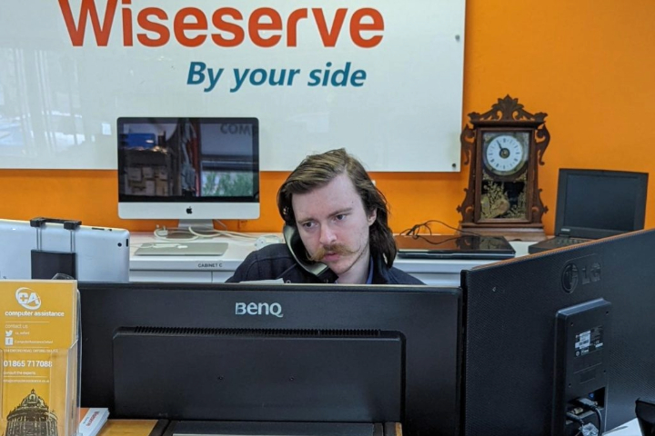 Wiseserve technician providing remote IT support to a customer in Oxford office