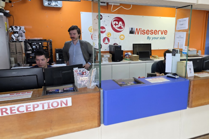 Wiseserve technician providing professional IT support to client in Oxford office