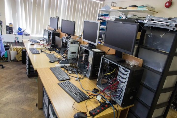 Multiple desktop computers lined up for repair at Wiseserve Oxford